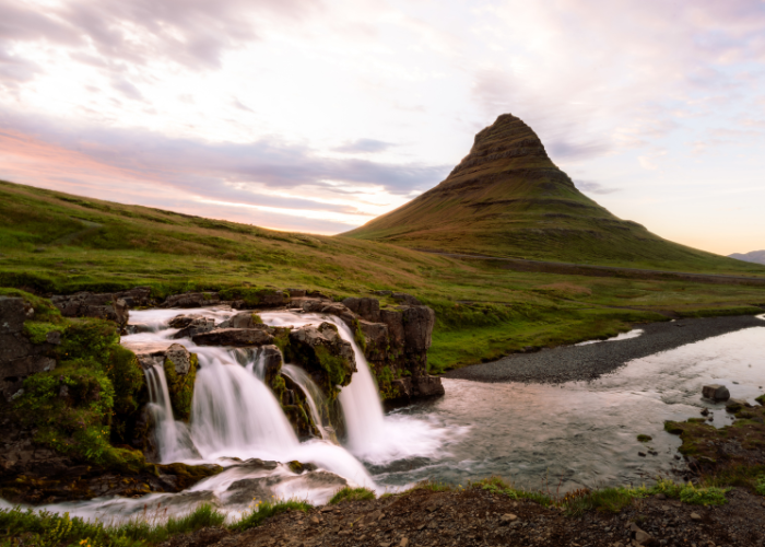 gora-kirkjufell-i-wodospad-kirkjufellsfoss-na-islandii