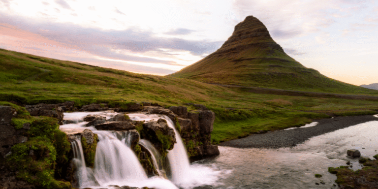 Góra Kirkjufell i wodospad Kirkjufellsfoss na Islandii