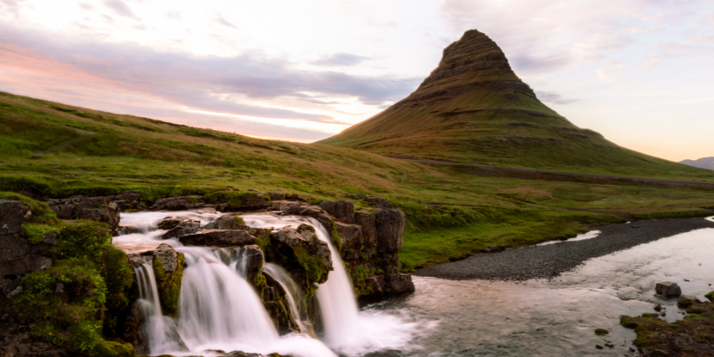 Góra Kirkjufell i wodospad Kirkjufellsfoss na Islandii