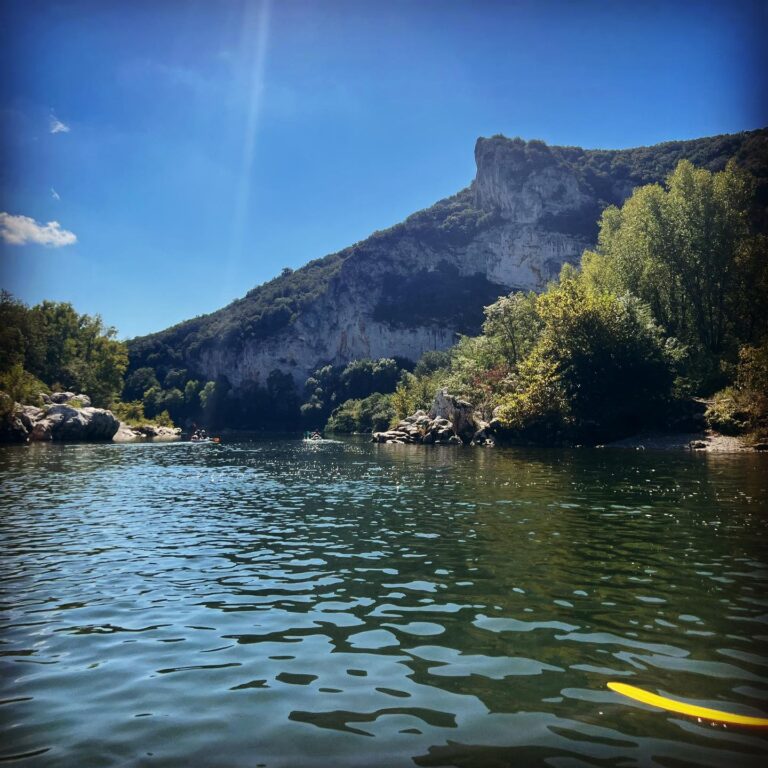 Rzeka Ardèche we Francji wśród skalistych zboczy