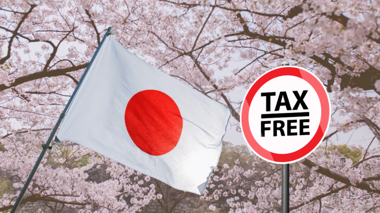 Flaga Japonii i znak Tax Free na tle kwitnącej wiśni