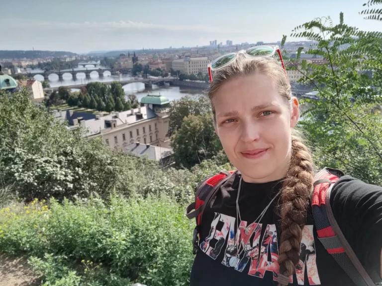 Asia z Byliśmy, teraz Wy na wzgórzu Letná z widokiem na mosty Pragi