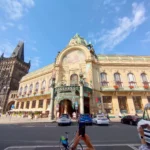 Secesyjny Dom Miejski (Obecní dům) i gotycka Brama Prochowa w Pradze