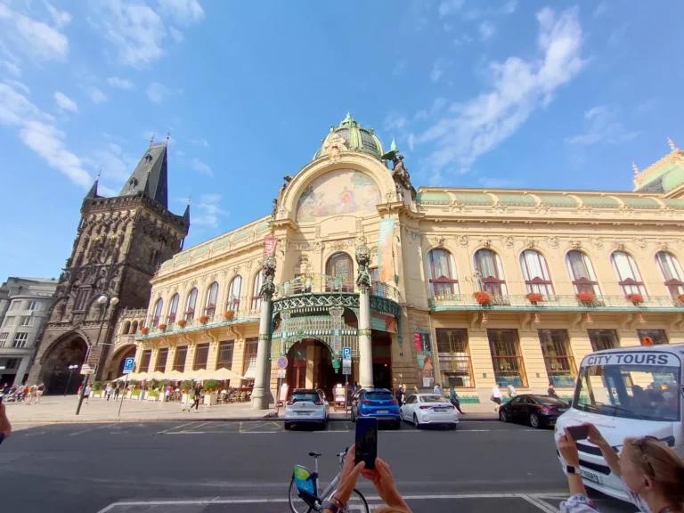 Secesyjny Dom Miejski (Obecní dům) i gotycka Brama Prochowa w Pradze