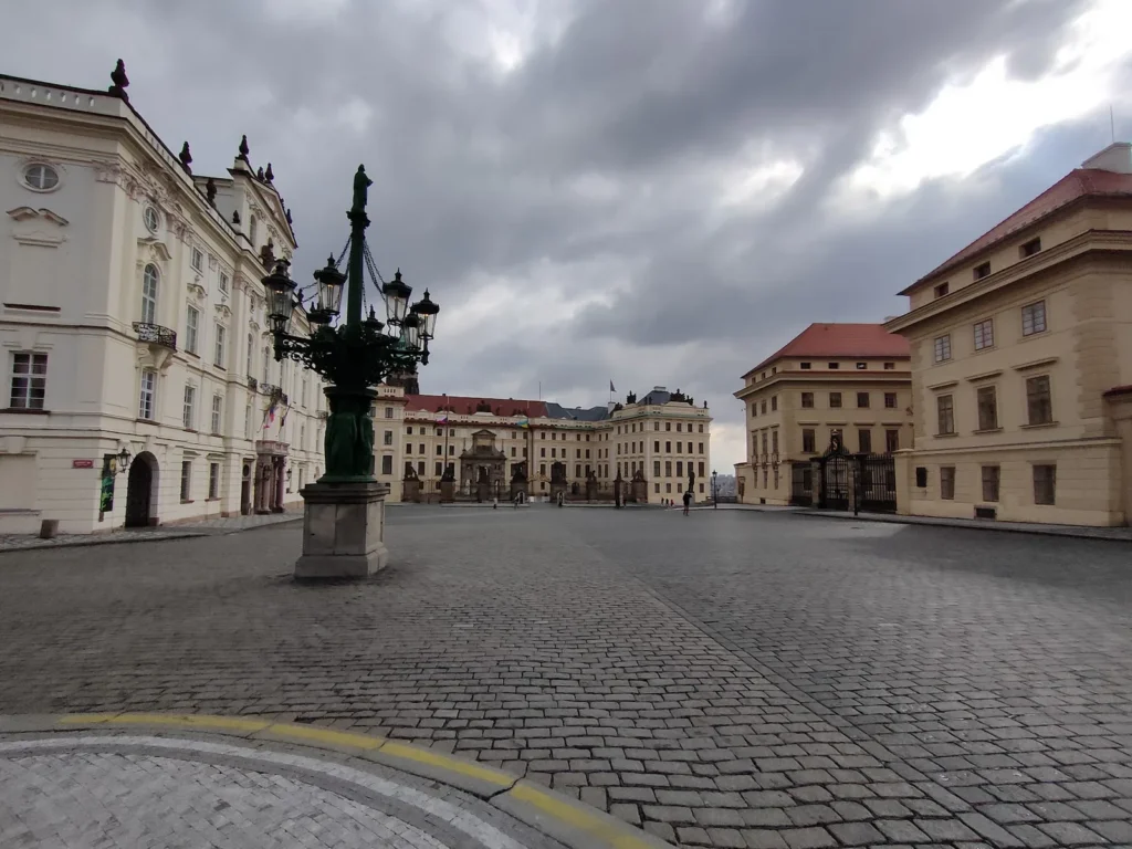 Plac Hradczański przed bramą Zamku Praskiego