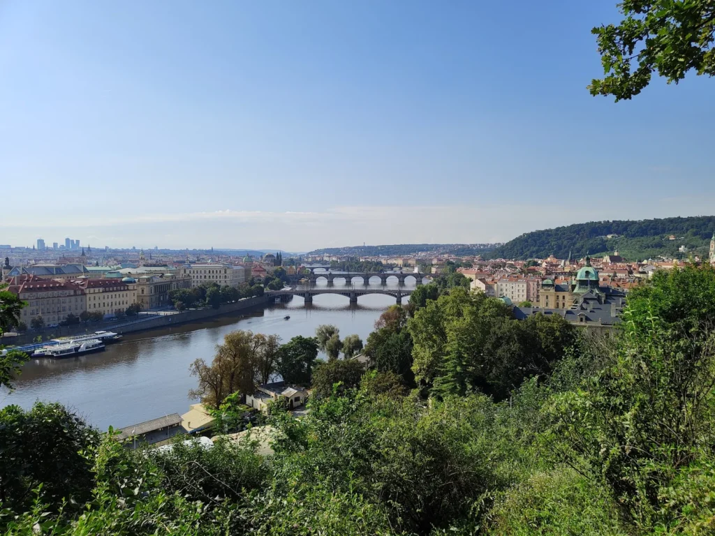 Panorama Pragi z mostami na Wełtawie – widok ze wzgórza Letná