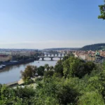 Panorama Pragi z mostami na Wełtawie – widok ze wzgórza Letná