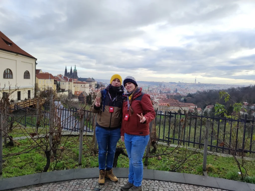 Podróżniczki w winnicy pod klasztorem Strahov, w tle Zamek Praski i panorama Pragi