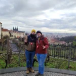 Podróżniczki w winnicy pod klasztorem Strahov, w tle Zamek Praski i panorama Pragi