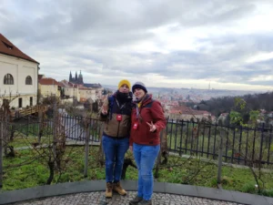 Podróżniczki w winnicy pod klasztorem Strahov, w tle Zamek Praski i panorama Pragi