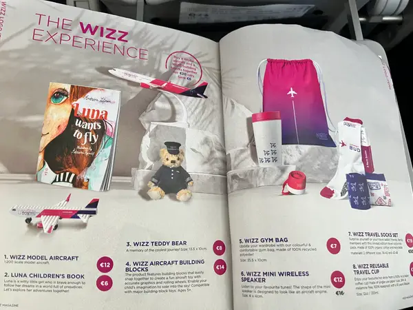Katalog gadżetów Wizz Air w gazecie pokładowej